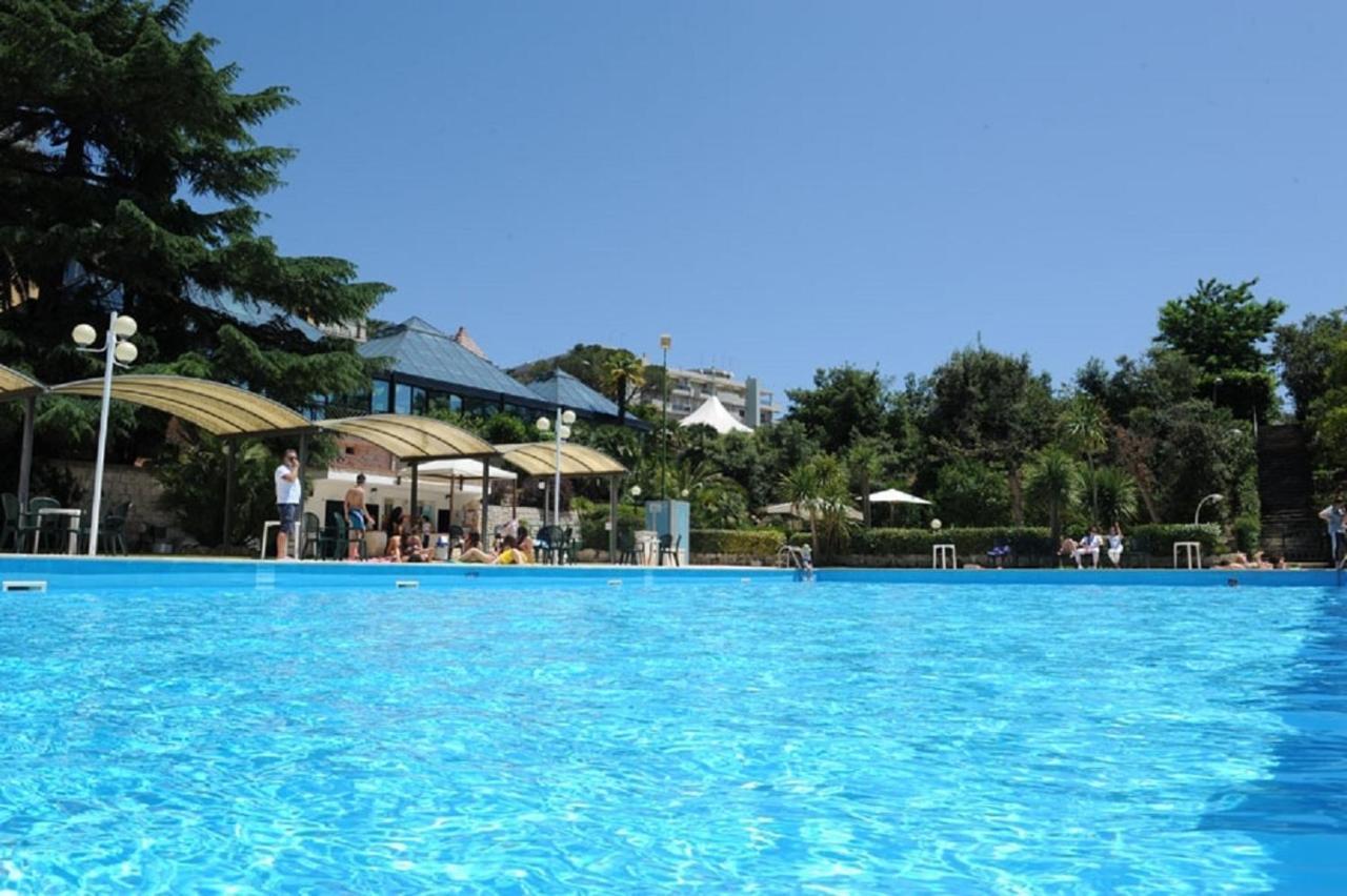 Hotel Villa Rosa Мартина Франка Екстериор снимка